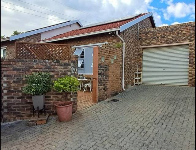2 BEDROOM HOUSE FOR SALE IN NOORDHEUWEL